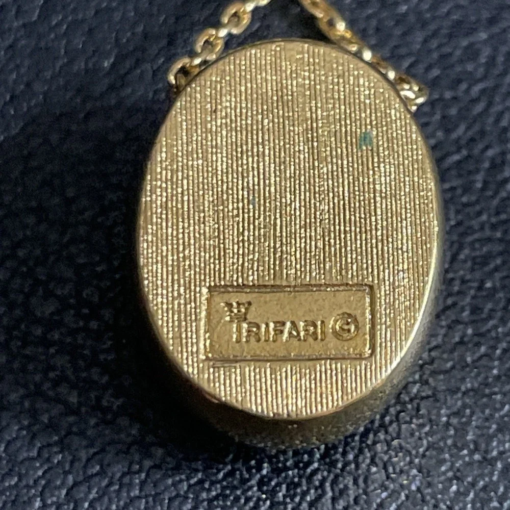 CROWN TRIFARI Cameo Necklace 18